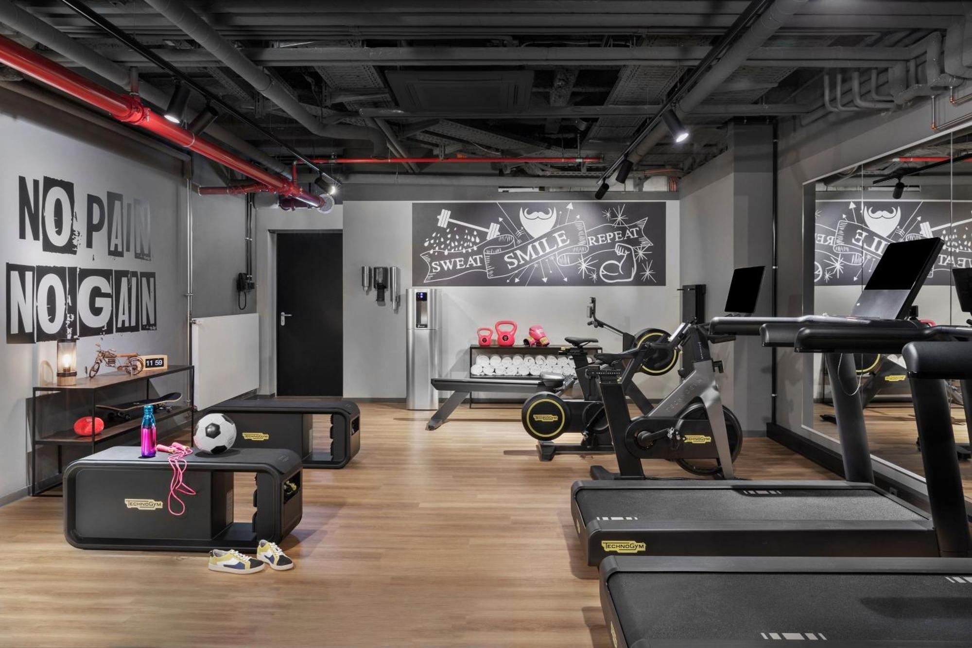 Moxy Duesseldorf City Extérieur photo