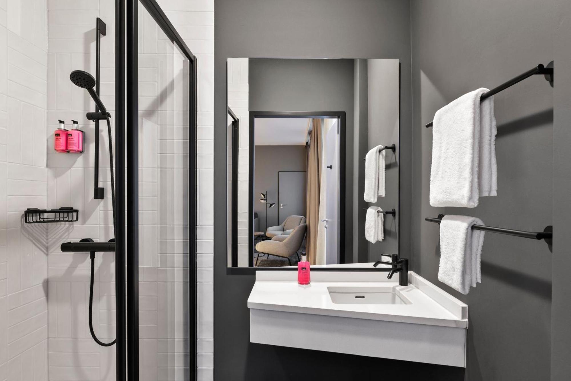 Moxy Duesseldorf City Extérieur photo