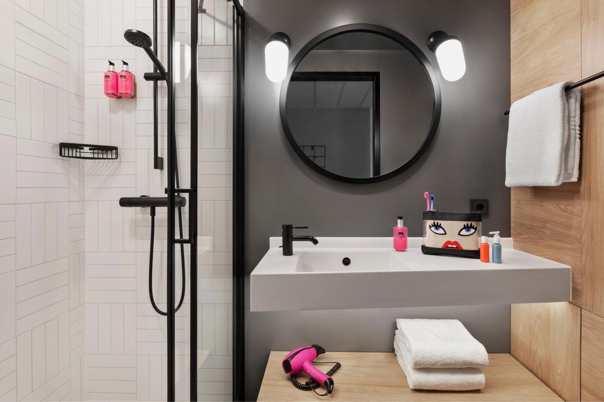 Moxy Duesseldorf City Extérieur photo