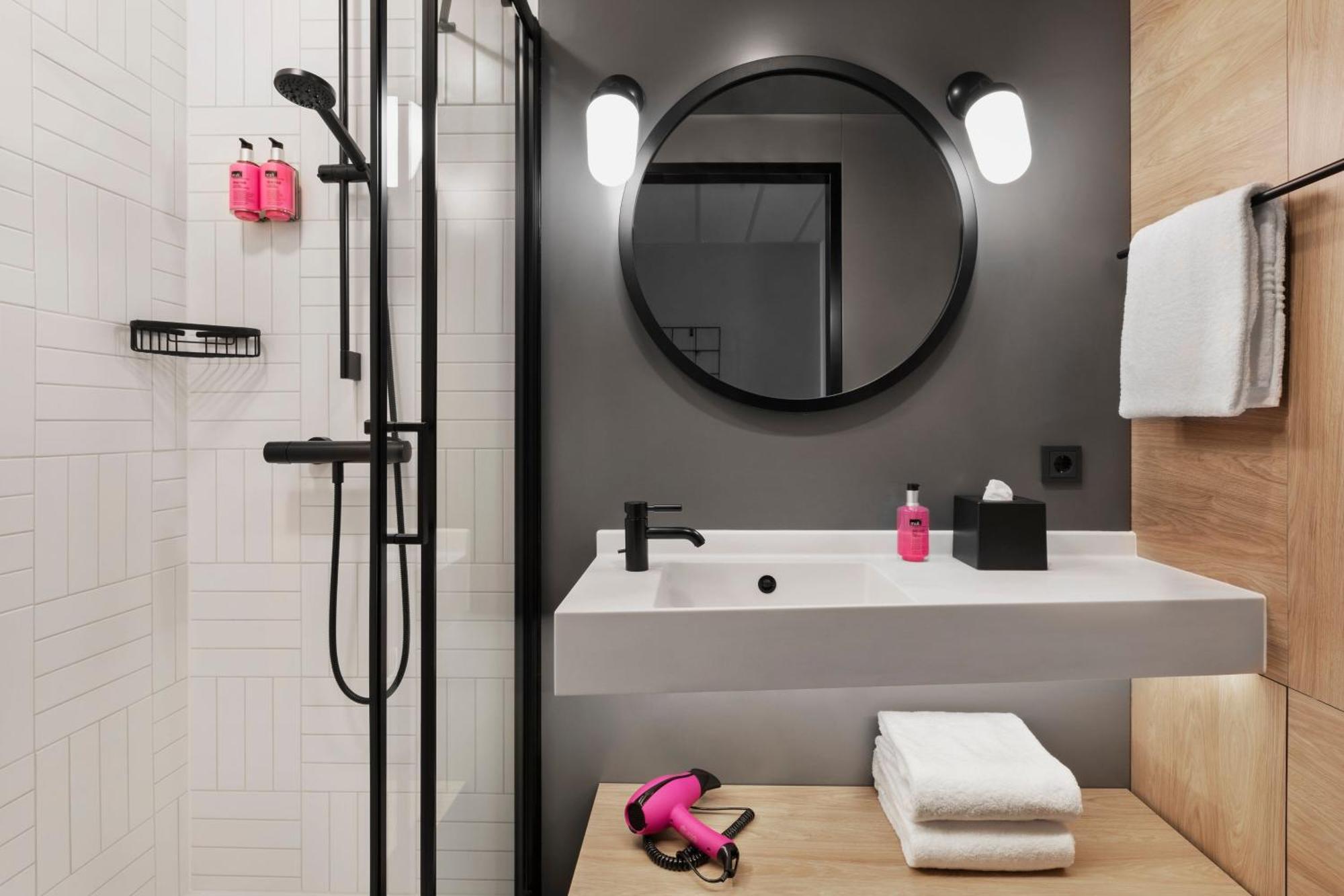 Moxy Duesseldorf City Extérieur photo