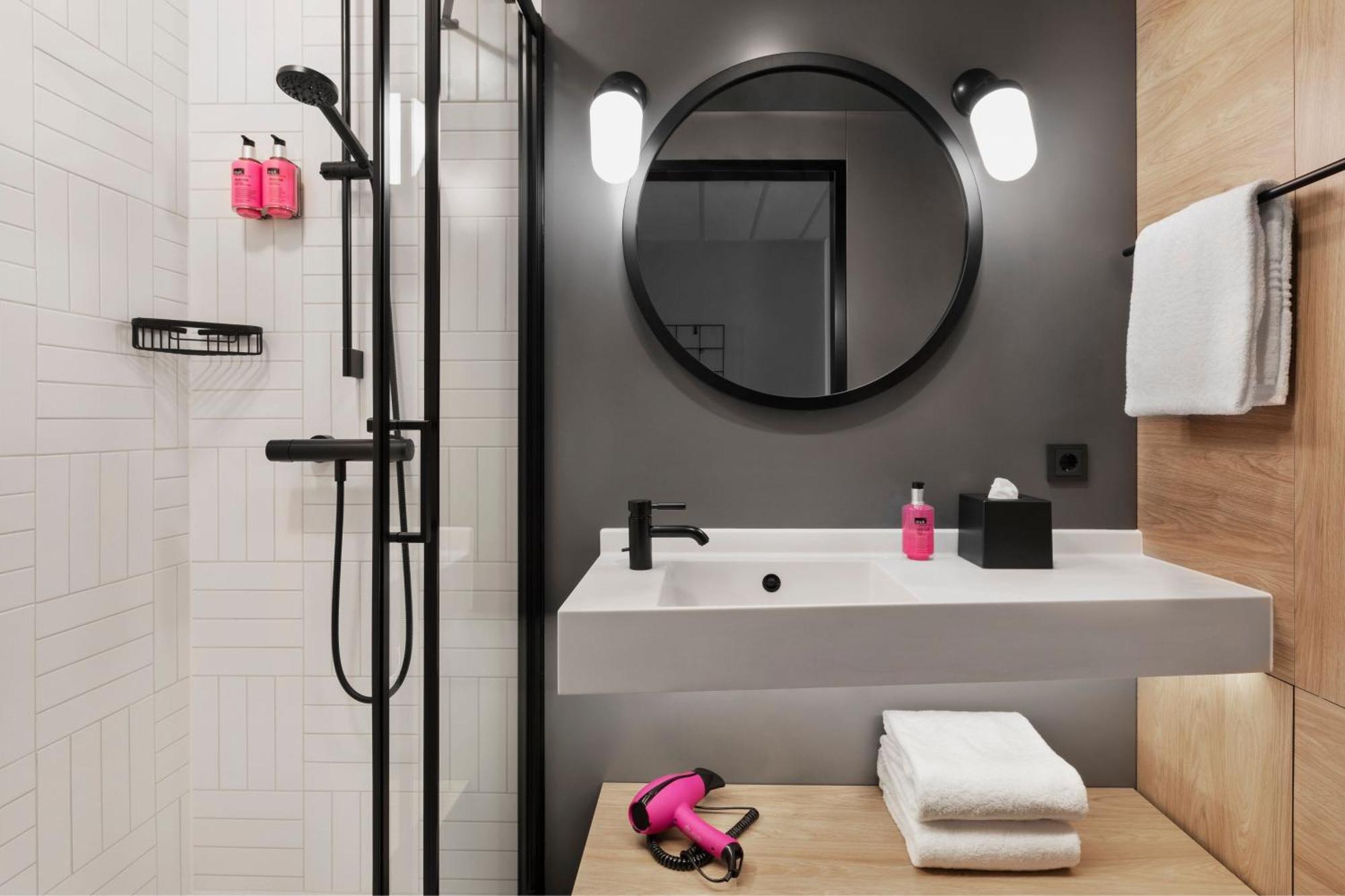 Moxy Duesseldorf City Extérieur photo