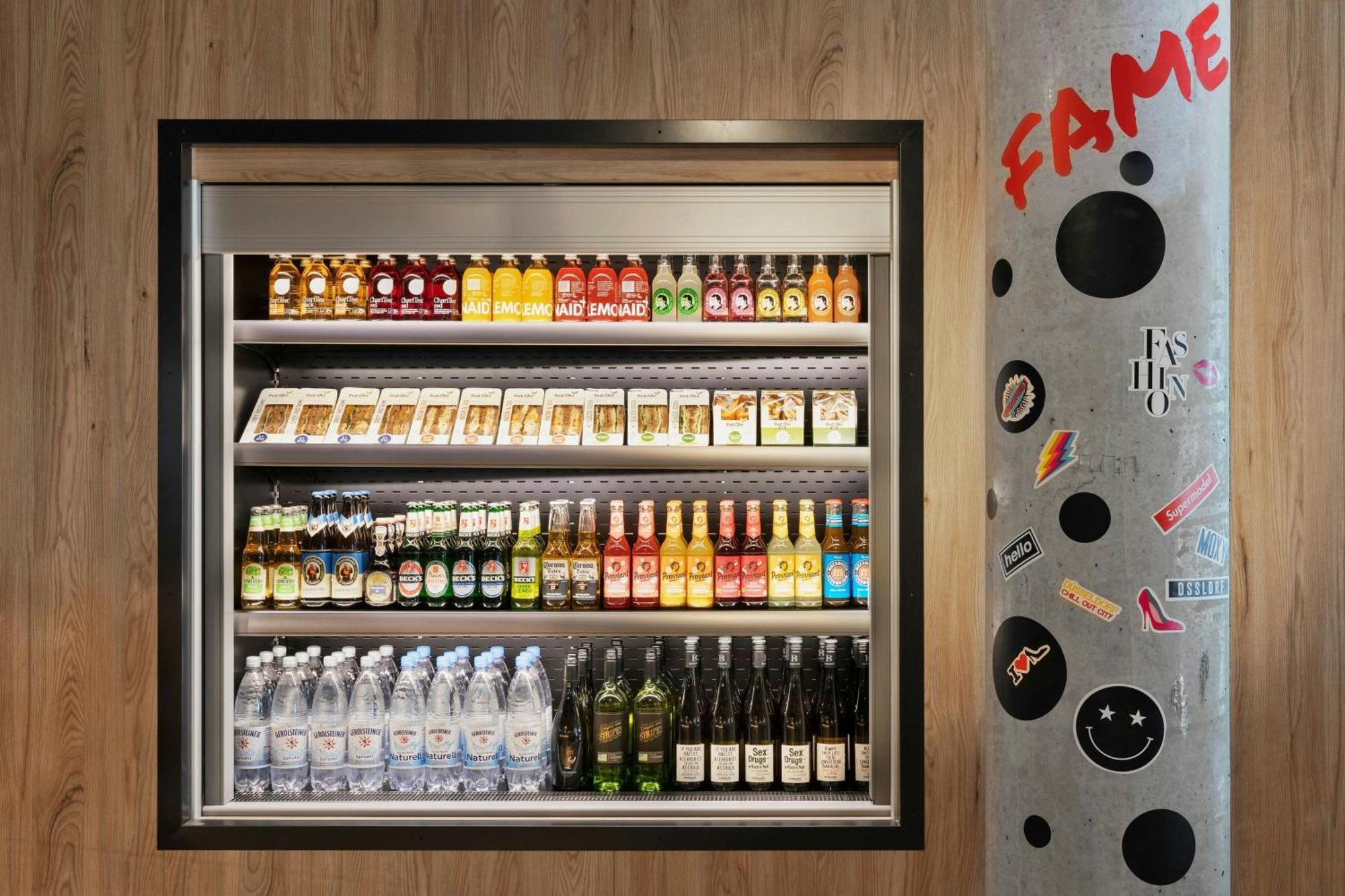 Moxy Duesseldorf City Extérieur photo